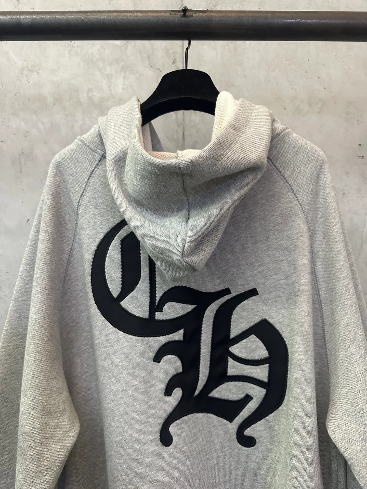 P530 Chrome Hearts ss25 logo embroidered hooded sweatshirt Fabric: Made of heavy fortress intertwined air cotton, full of texture, thick and solid, based on high-end ash tones Decorated with the Chrome Hearts cross patch stitch on the chest Customized hardware Thread Accessories Matching version Same style for men and women -Color: Gray -Size: S M L XL